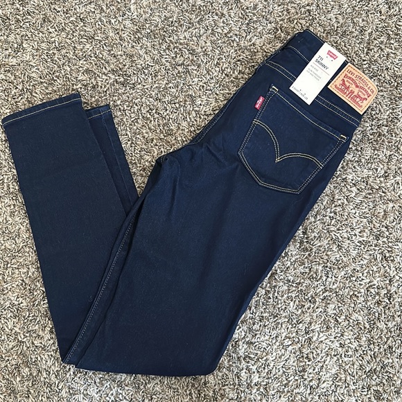 SOLD!! NWT Levi’s 711 Skinny Mid Rise W26 L28 Short in Dark Blue wash - Picture 3 of 3